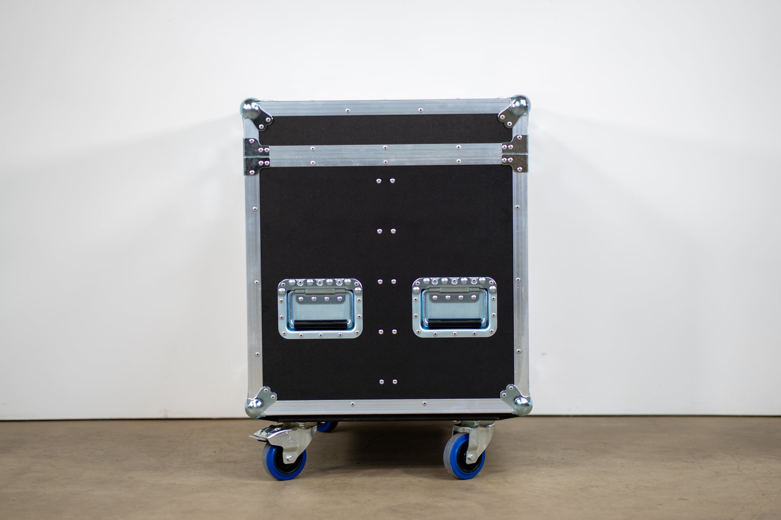 chauvet-outcast-1m-beam-quad-trunk-8.jpg