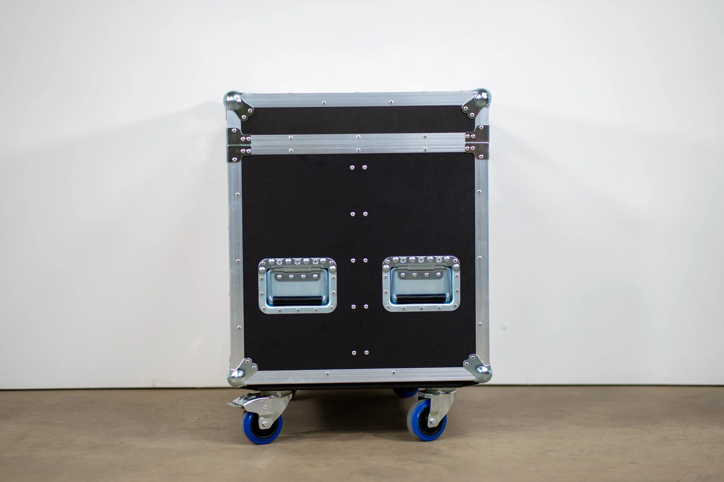 chauvet-outcast-1m-beam-quad-trunk-10.jpg