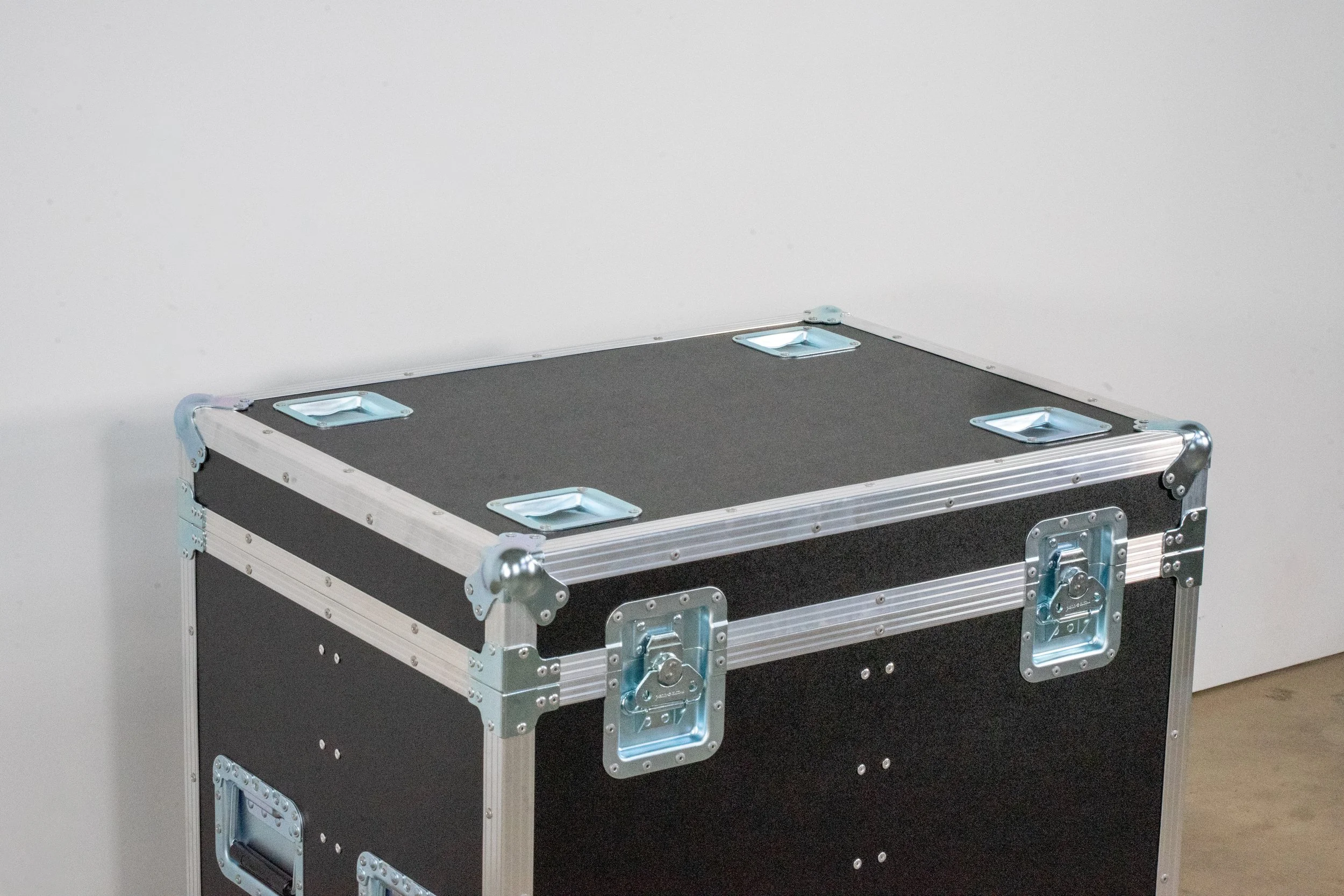 chauvet-outcast-2x-wash-quad-trunk-5.jpg