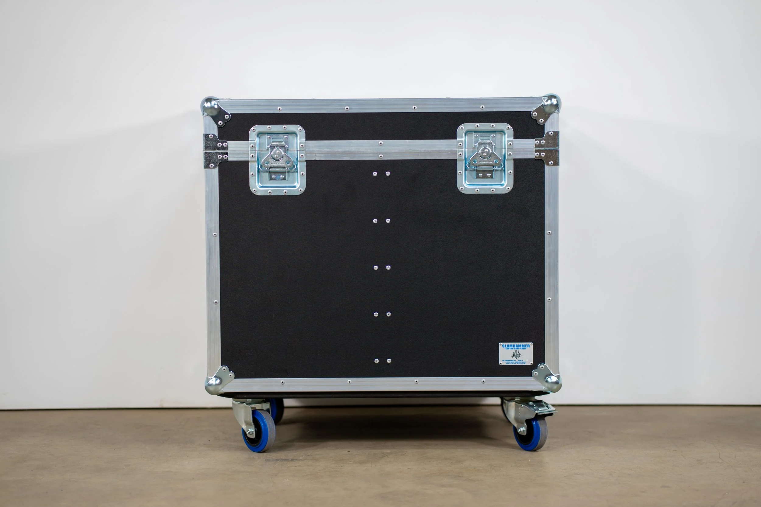 chauvet-outcast-1m-beam-quad-trunk-12.jpg