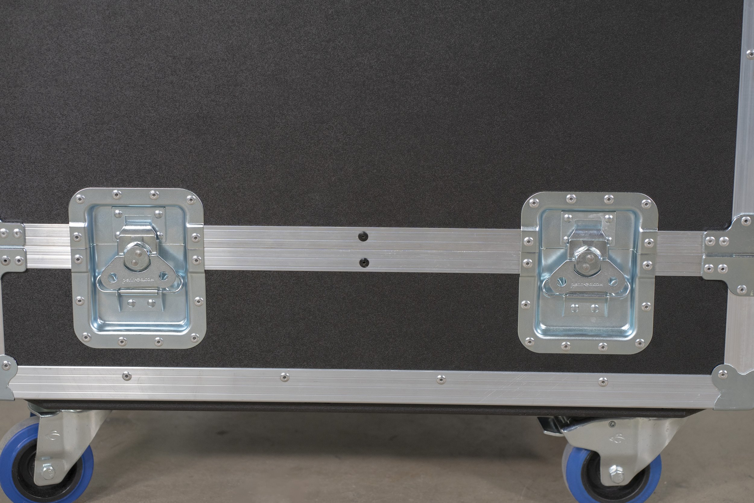 l-acoustics-115xt-hiq-caseover-2.jpg