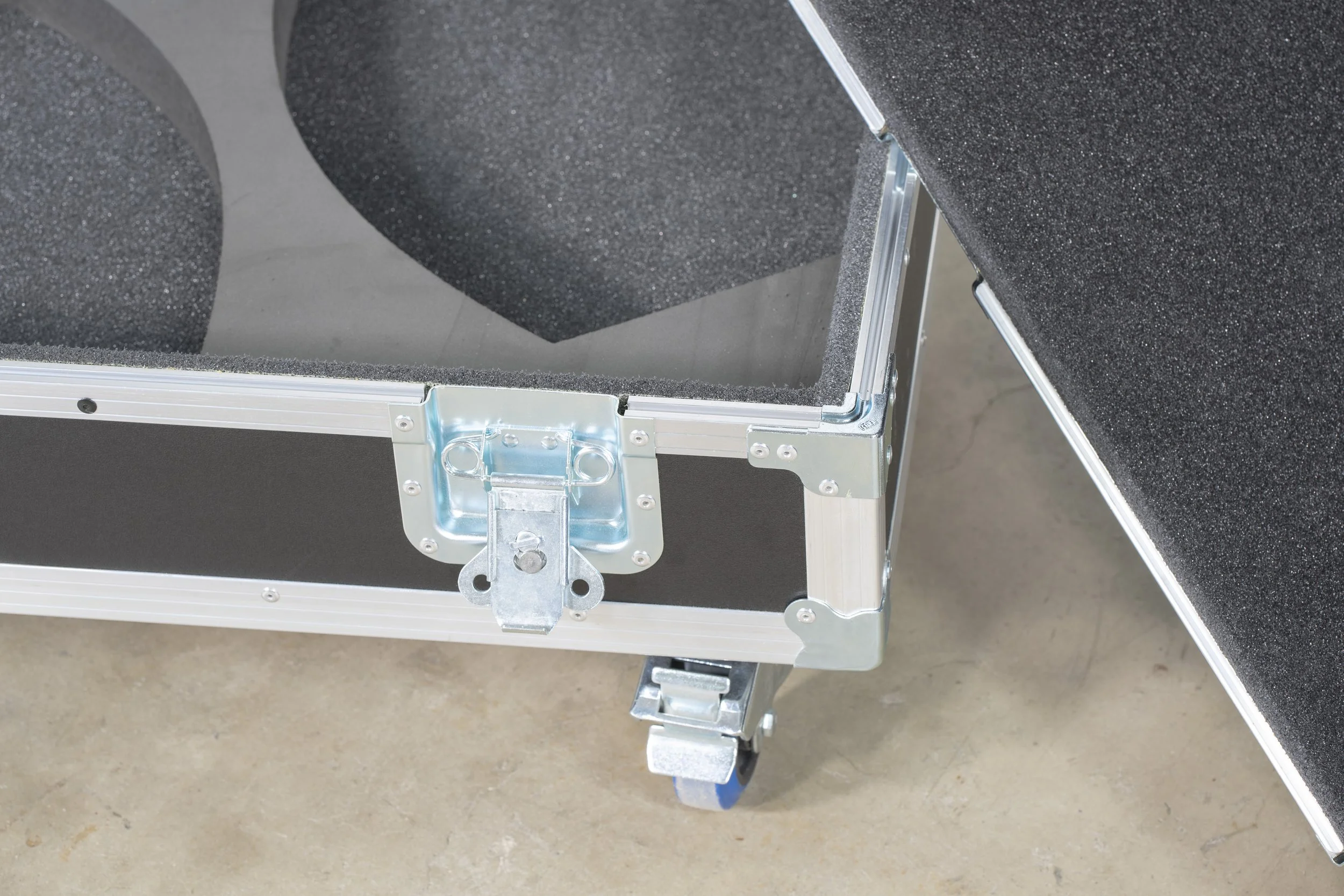 l-acoustics-115xt-hiq-caseover-8.jpg
