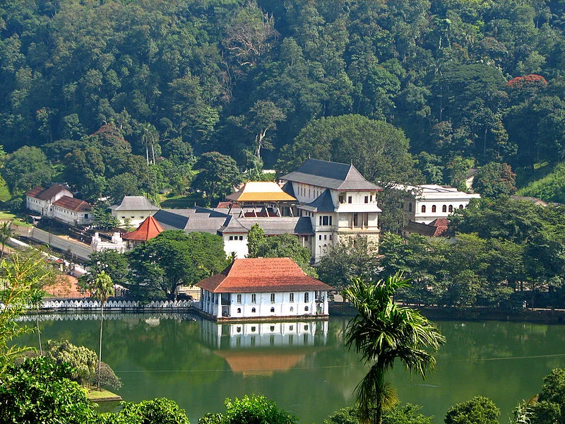 Sri_Lanka_-_029_-_Kandy_Temple_of_the_Tooth- Kandy.jpg