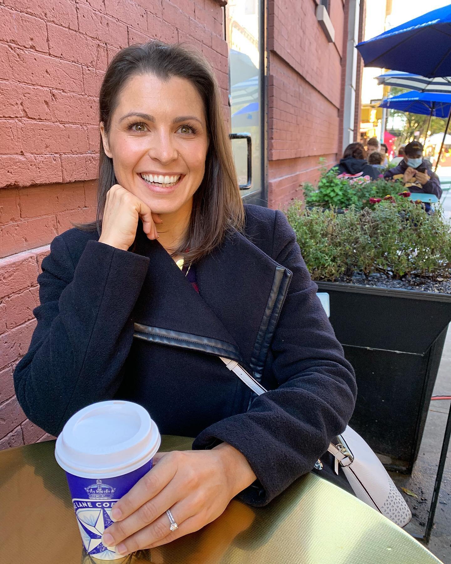 I love Fall in the city! 🍁🍂 Just sitting at an outdoor cafe with a cup of Joe ☕️ Hope you are having a good weekend 💕 &bull;
📸 @jeffwaltersphotography