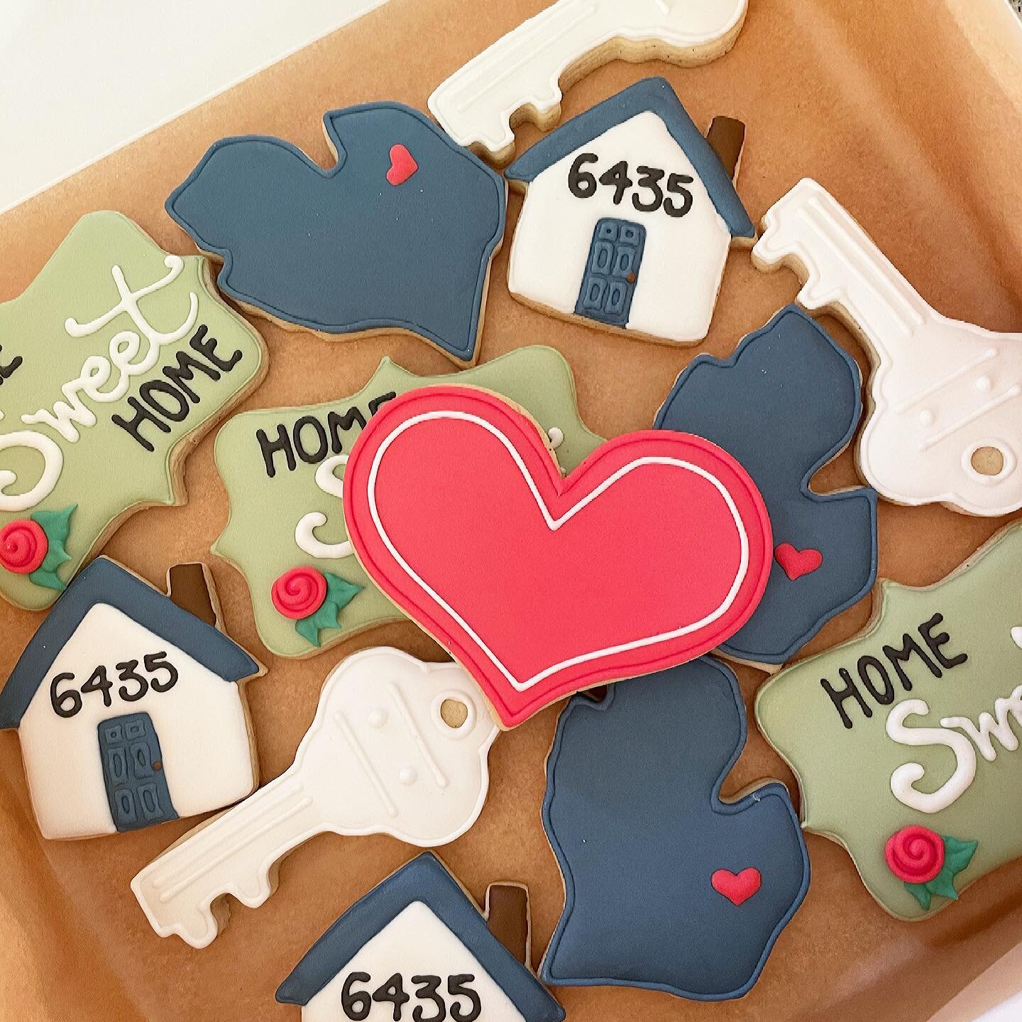 We moved!! 🏠 What an adventure! Jeff and I decided to leave the Big Apple at the beginning of the year to relocate to Michigan, closer to family. Our beautiful friend @jriley8213 made us these yummy cookies to mark the occasion. Such a wonderful sur