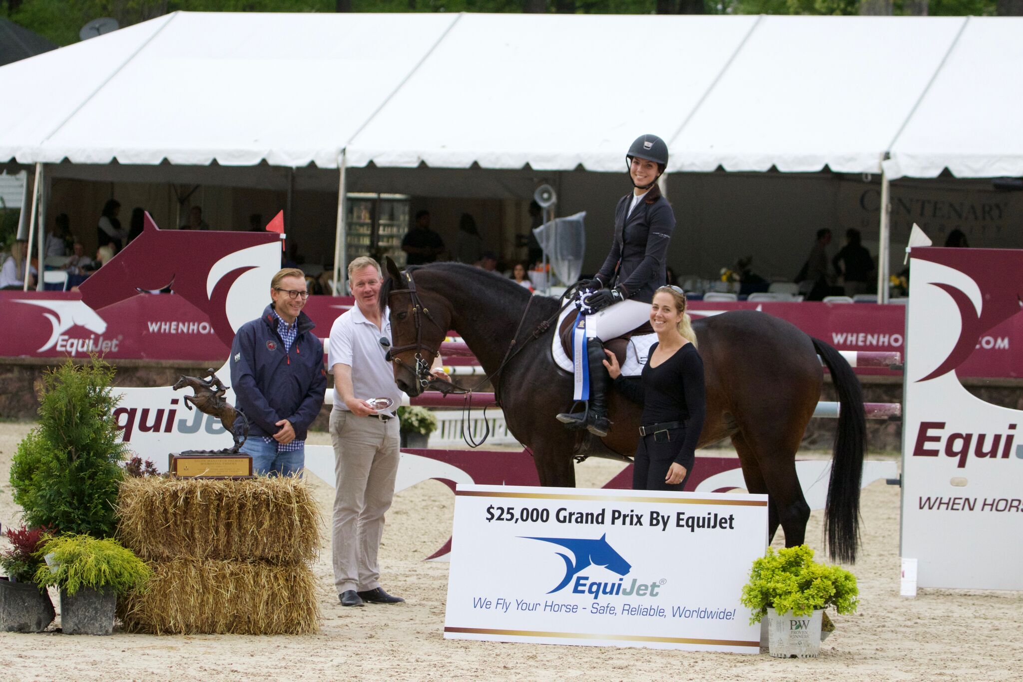 Carley McInerney and Cortina 200 with EquiJet found Bastian Schroeder and trainer Jamie Mallet. Photo by Paws and Rewind