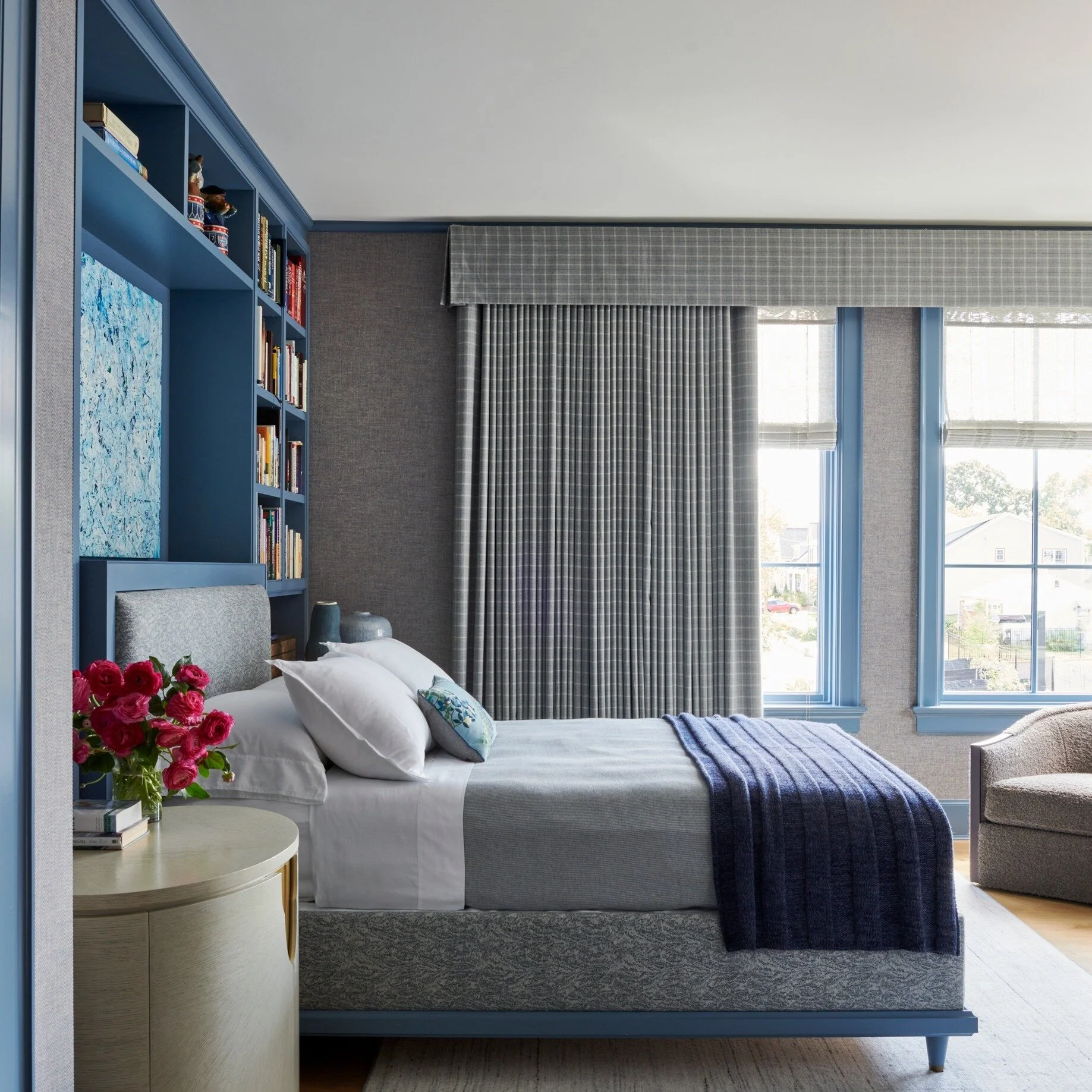 Like blue trim paint, try something fresh &amp; new this week. 

Interior: @patricksuttondesign 
Architect: @abs_architects_ 
Builder: @pyramid_builders
Photographer: @richardpowersphoto 
.
.
.
#ultrahome #pyramidbuilt #interiorinspiration #photograp