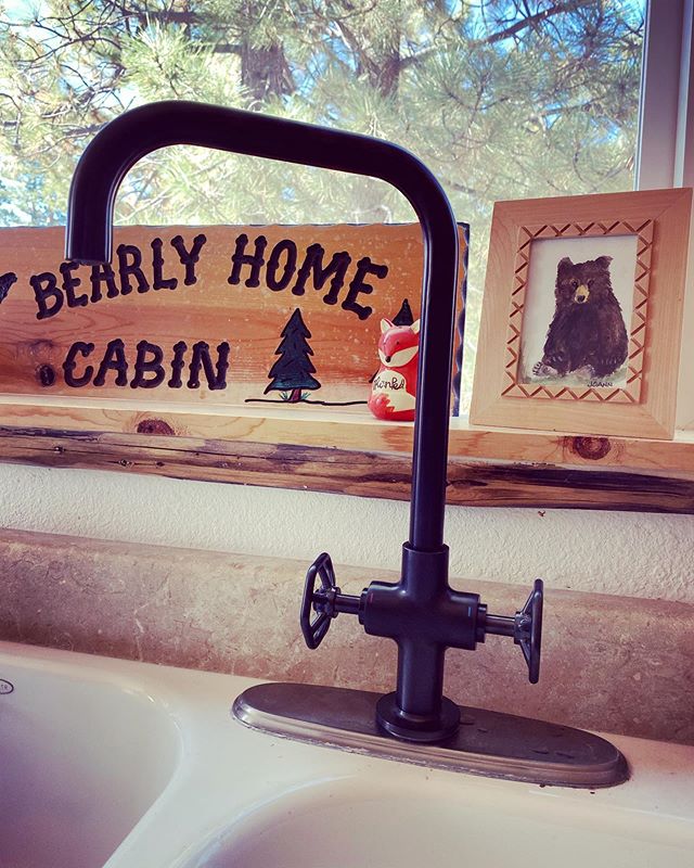 New dark metal faucet upgrade for the kitchen sink! Old school looks 🥰