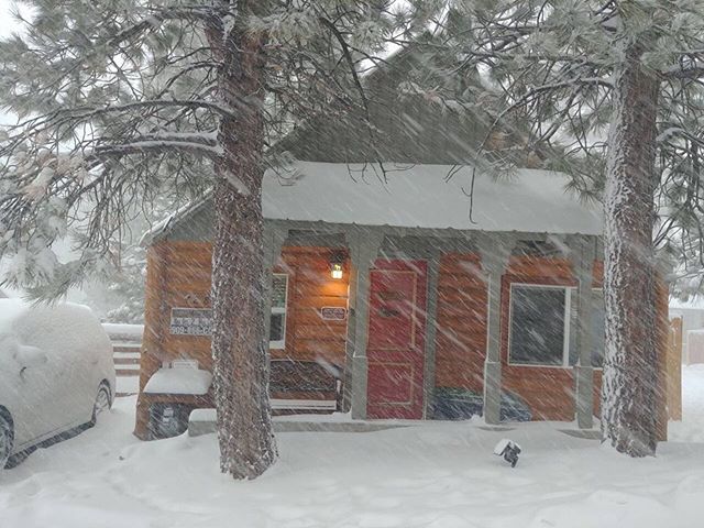 Super snow storm for a cozy Thanksgiving experience inside our cabin in Big Bear Lake right now. More to come, and the slopes will be open for the season today. Happy Thanksgiving all! ❄️☃️