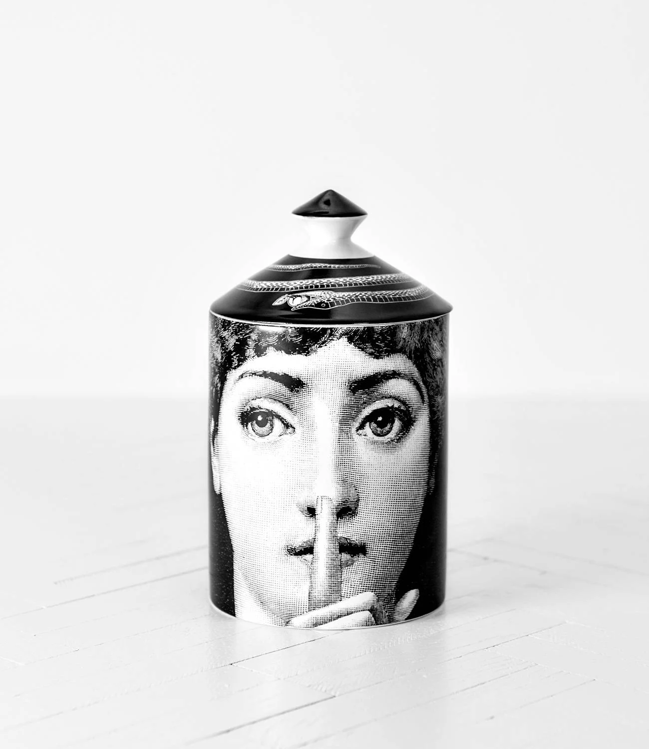fornasetti-bougie-parfumee-silenzio.jpg