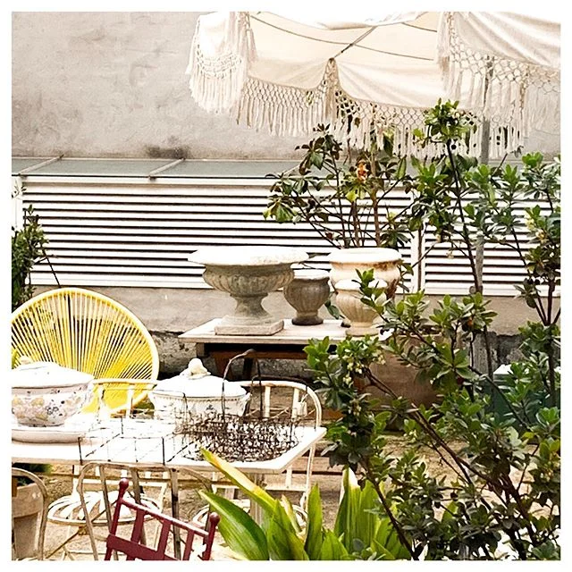 ▫️There is no better way to start the weekend ▫️Exterior decoration at @ruevintage74 .
.
www.mercedesarsuaga.com
.
.
.
.
.
#decoracioninteriores #gardendesign #inspohomedecor #refromasintegrales #renovation #interiordesign #homerenovation #remodeling