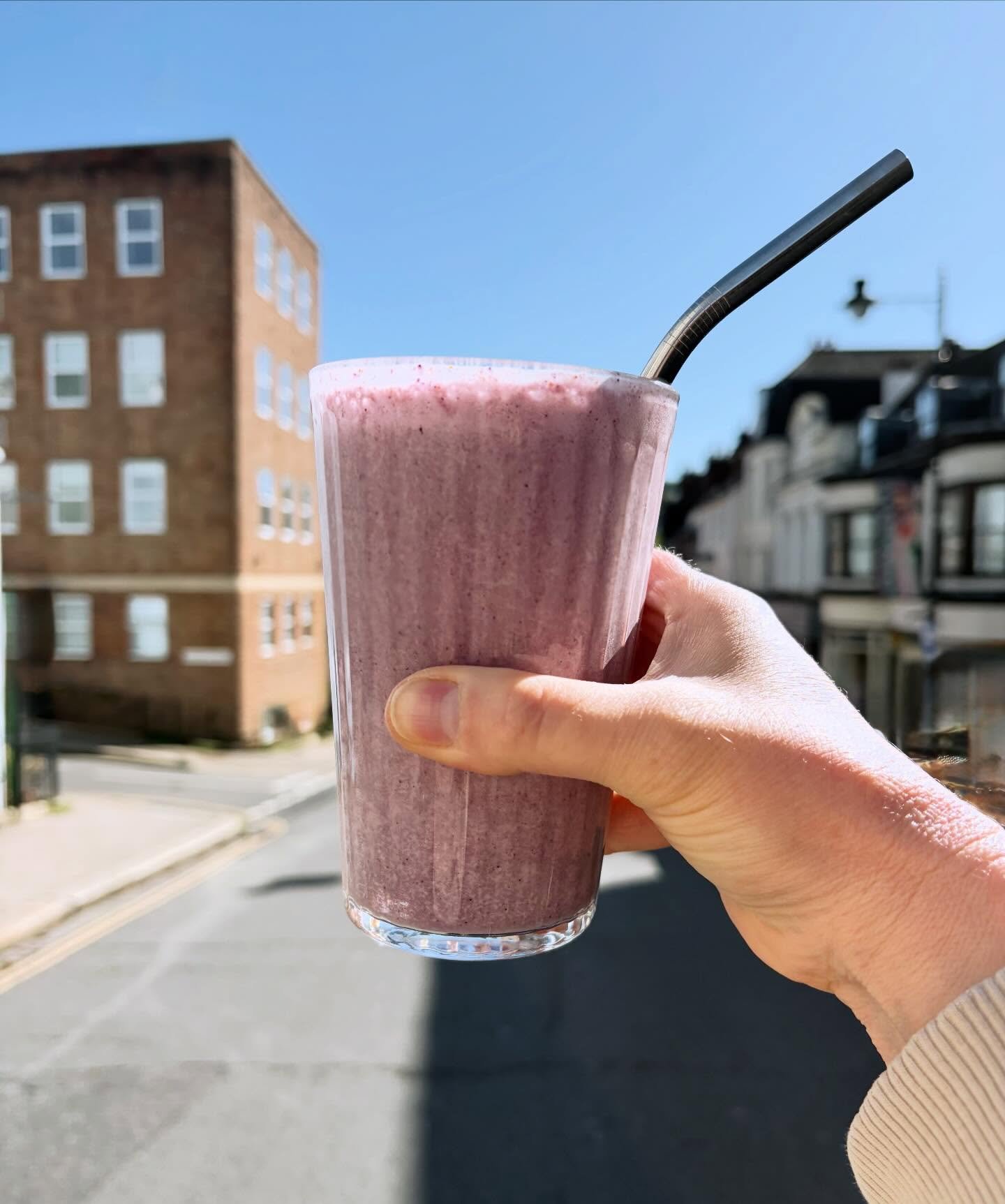 Refuelling after a busy morning 💪✨🧘

An energising 7am Build Cardio &amp; Strength with @mariaa_annaa  a dynamic 8am Vinyasa Flow with the ever awesome @cherry_bennalick_yoga  &hellip;and double yoga joy with @isisdujouryoga 🧘&zwj;♀️

Now we&rsquo