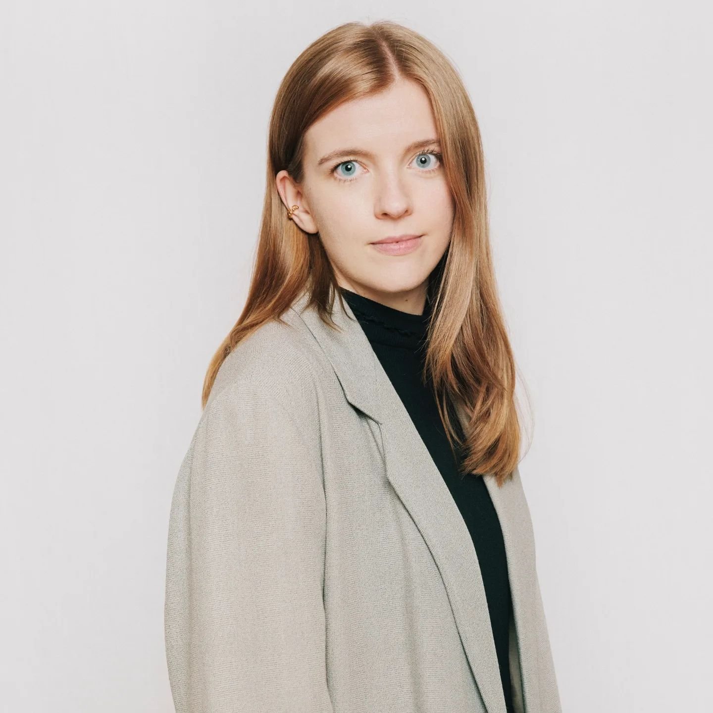 Bergen pianotrio vart starta i 2022 av tre unge musikarar fr&aring; vest. Alle har tidlegare vore deltakarar p&aring; Gloppen Musikkfest sitt &aring;rlege program for unge klassiske ut&oslash;varar, Startgropa. D&aring; er det ekstra stas &aring; ha 