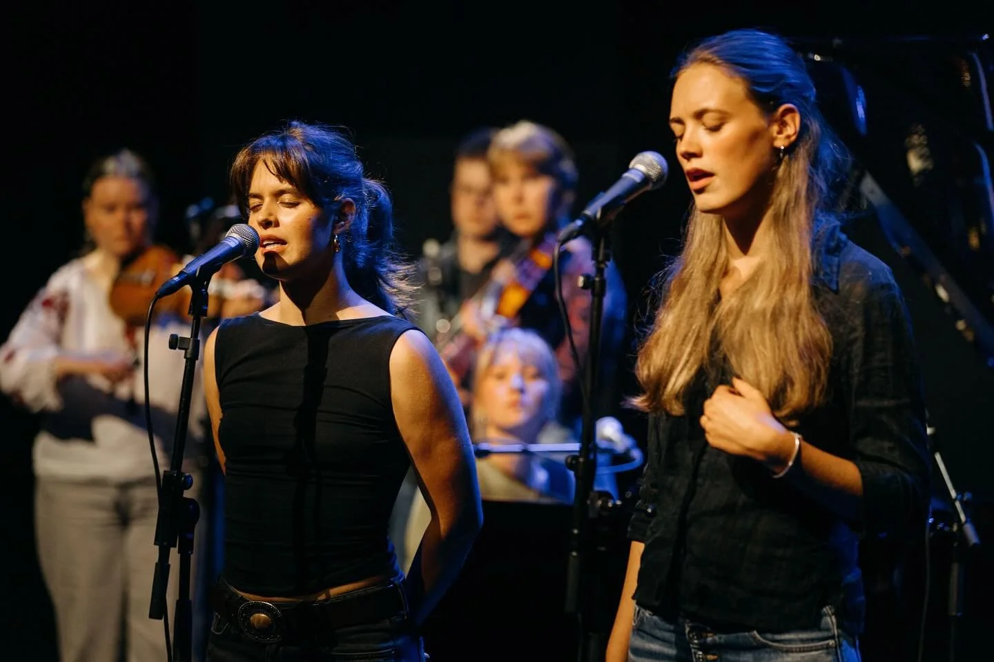 Dag to er over, og for ein dag det ble! 

Vi fekk bes&oslash;k av jentene i den magiske trioen ULD, med innslag fr&aring; elevane p&aring; musikklinja p&aring; Firda videreg&aring;ende skule som oppvarming. Dans og spel ble det jommen etterp&aring; o