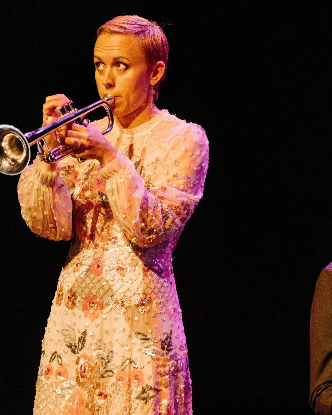 For ein f&oslash;rste dag vi hadde i g&aring;r! 

Festivalen fekk ein brakstart med Lunsjkonsert med Distriktsmusikarane i Sogn og Fjordane, og Opa &oslash;ving og konsert med Gloppen Demenskor. Stor stas var det ogs&aring; med Tine Thing Helseth og 