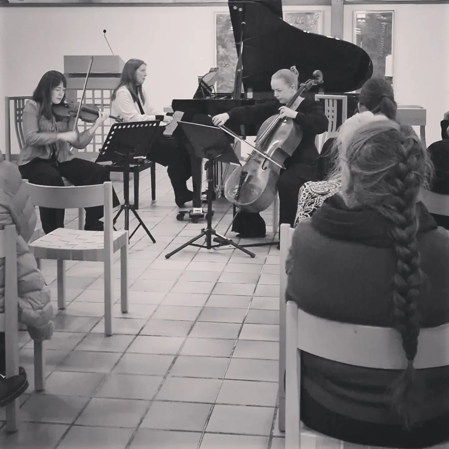 Str&aring;lande stemningssterk konsert med Bergen Pianotrio forrige helg. Tusen takk for at de ville kome attende til oss. Oppm&oslash;tet synte at det var verdsett ❤️

Og om de undrar om det er meir enn nok plass til musikarar og cello i ein Polesta