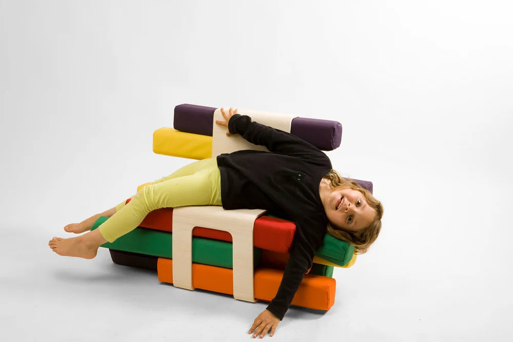 deFORM_kid_chair_08_1000.jpg
