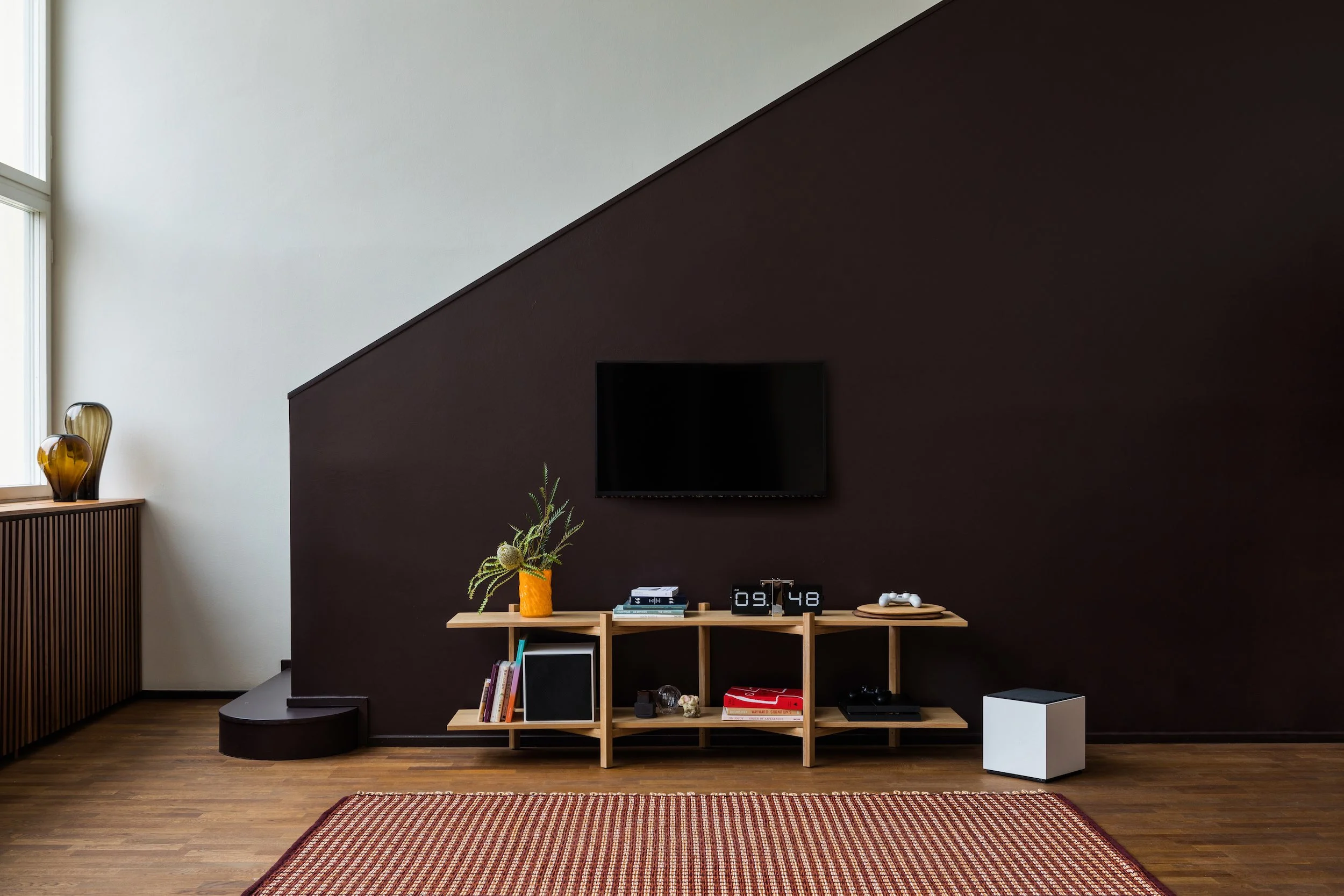HEM_Zig_zag_TV_shelf_deFORM_01.jpg