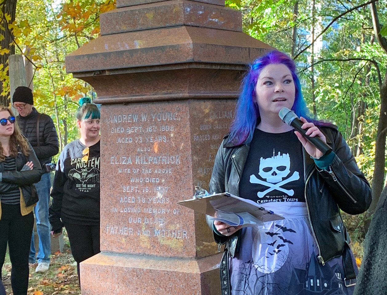On the last stop of her Mount Pleasant Cemetery tour on Oct. 19, Chantal Morris tells the story of how Torontonian Andrew Young was murdered. (CanCulture/Annemarie Cutruzzola).