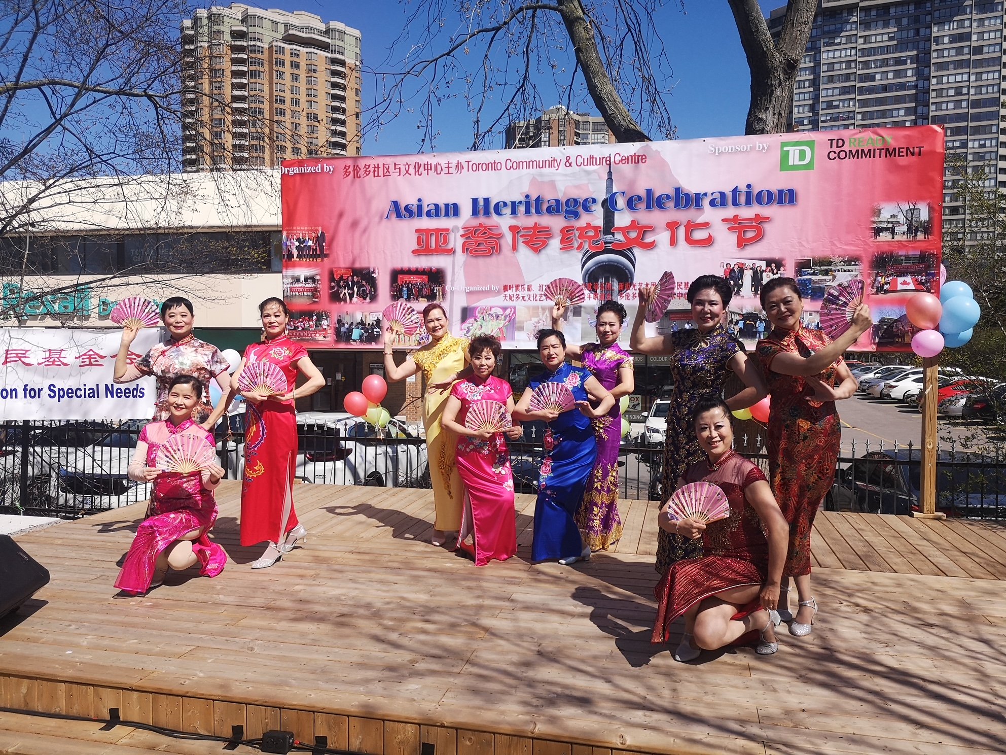  A group of charming Chinese ladies dancing in traditional Cheongsam outfits. Cheongsam, also known as qipao, is a close-fitting Chinese women’s dress that has existed for over 100 years. (Yu Chen/Ruby Art Association) 