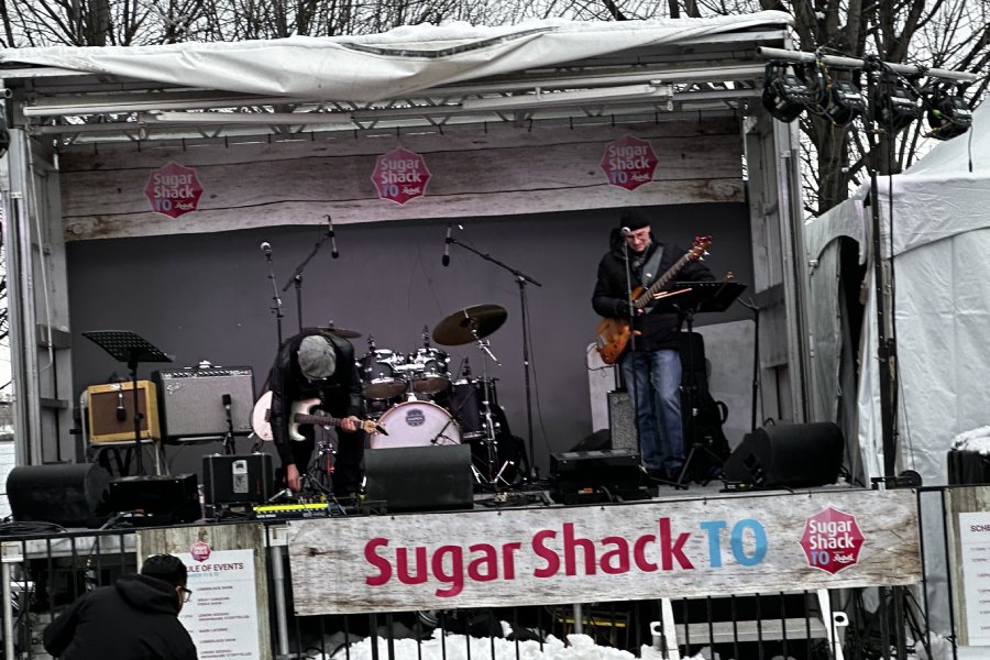  A live band plays music to entertain guests while they enjoy this maple-filled event. (CanCulture/Aliya Karimjee) 