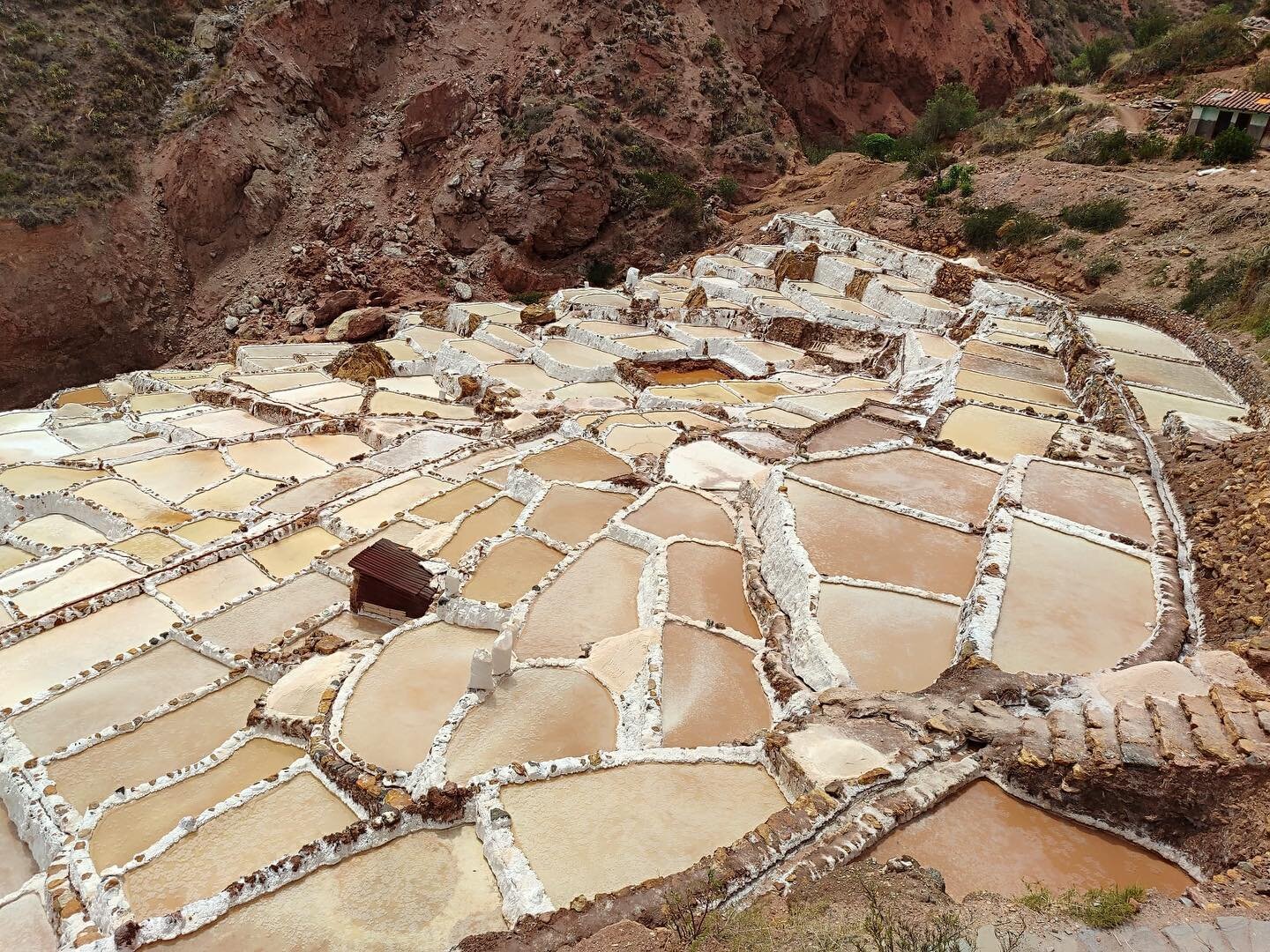 L&rsquo;ami Maxime au P&eacute;rou sur un site exceptionnel que j&rsquo;ai pu visiter il y a maintenant quelques ann&eacute;es. Il s&rsquo;agit des salines de Maras. Elles se trouvent &agrave; environ 50 kilom&egrave;tres de Cusco, et sont perch&eacu