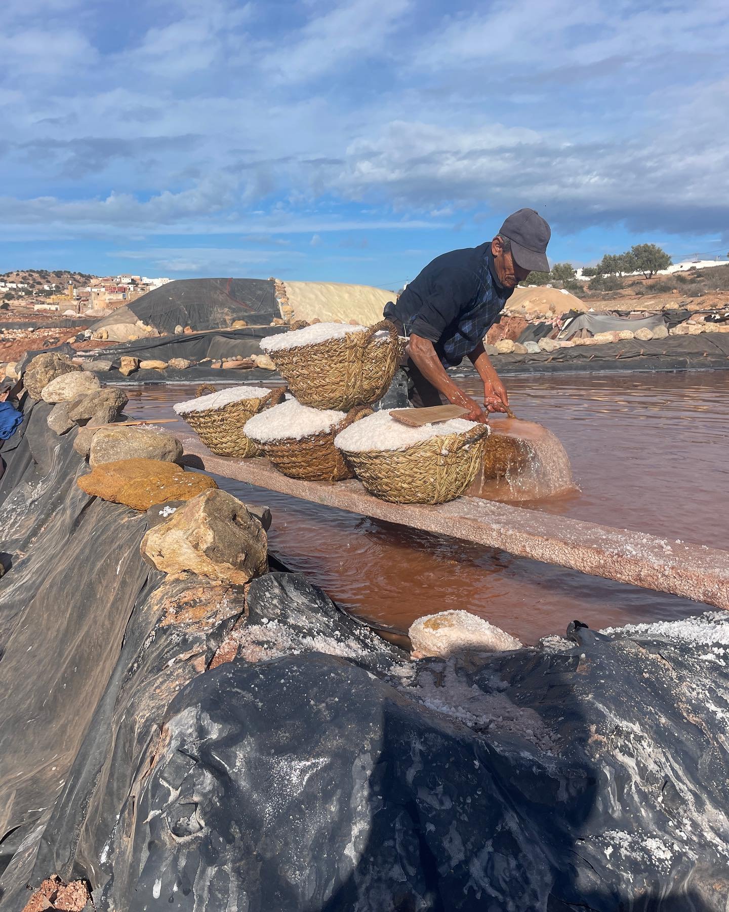 Petit passage au Maroc 🇲🇦 Salines Idda Ou Azza 
Situ&eacute; au sud  d&rsquo;Essaouira, cette zone de production contient 115 bassins. Production annuelle (en moyenne) 20.000 tonnes sur une superficie de 55 ha 
Le sel gemmes se situe &agrave; 9 m d