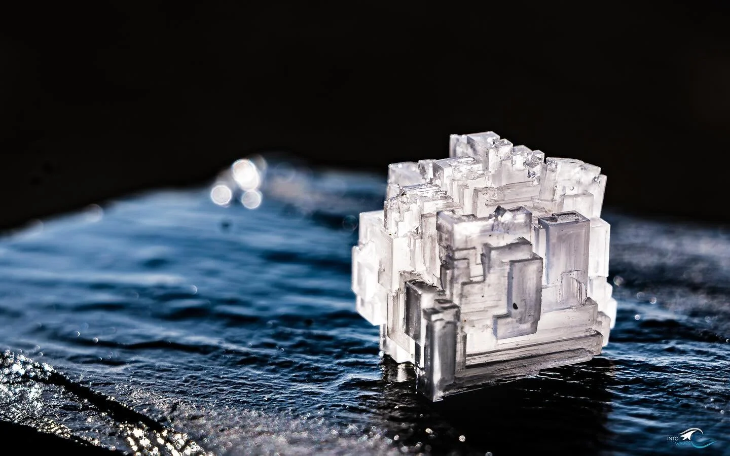 Gros sel

Le gros sel que je r&eacute;colte chaque jour sur l&rsquo;&icirc;le de R&eacute;, 
est le fruit d&rsquo;un processus naturel m&ecirc;lant mer, vent et soleil 🌊🌞💨
Lorsque l&rsquo;eau atteint une forte concentration (environ 300g/l), le ch