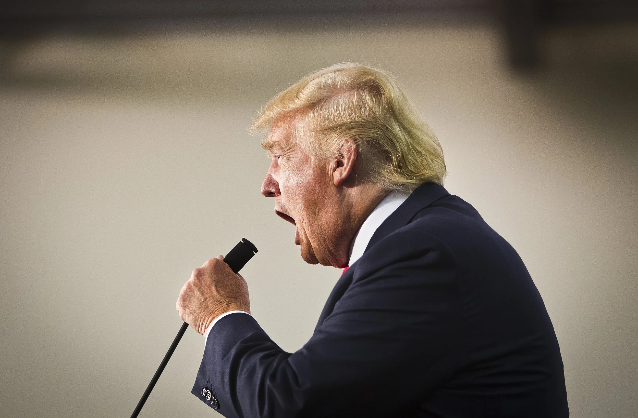 Republican Presidential candidate Donald Trump's greets the crowd during his "Make America Great Again Rally" at the Grand River Center in Dubuque, Iowa, Tuesday, August 25, 2015. REUTERS/Ben Brewer
