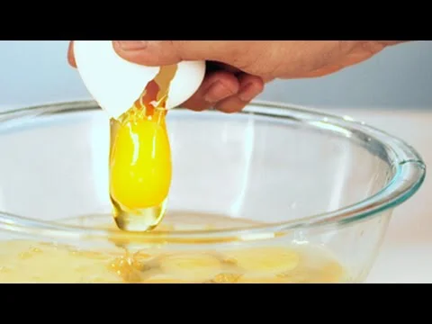 How To Perfectly Crack An Egg (With One Hand)