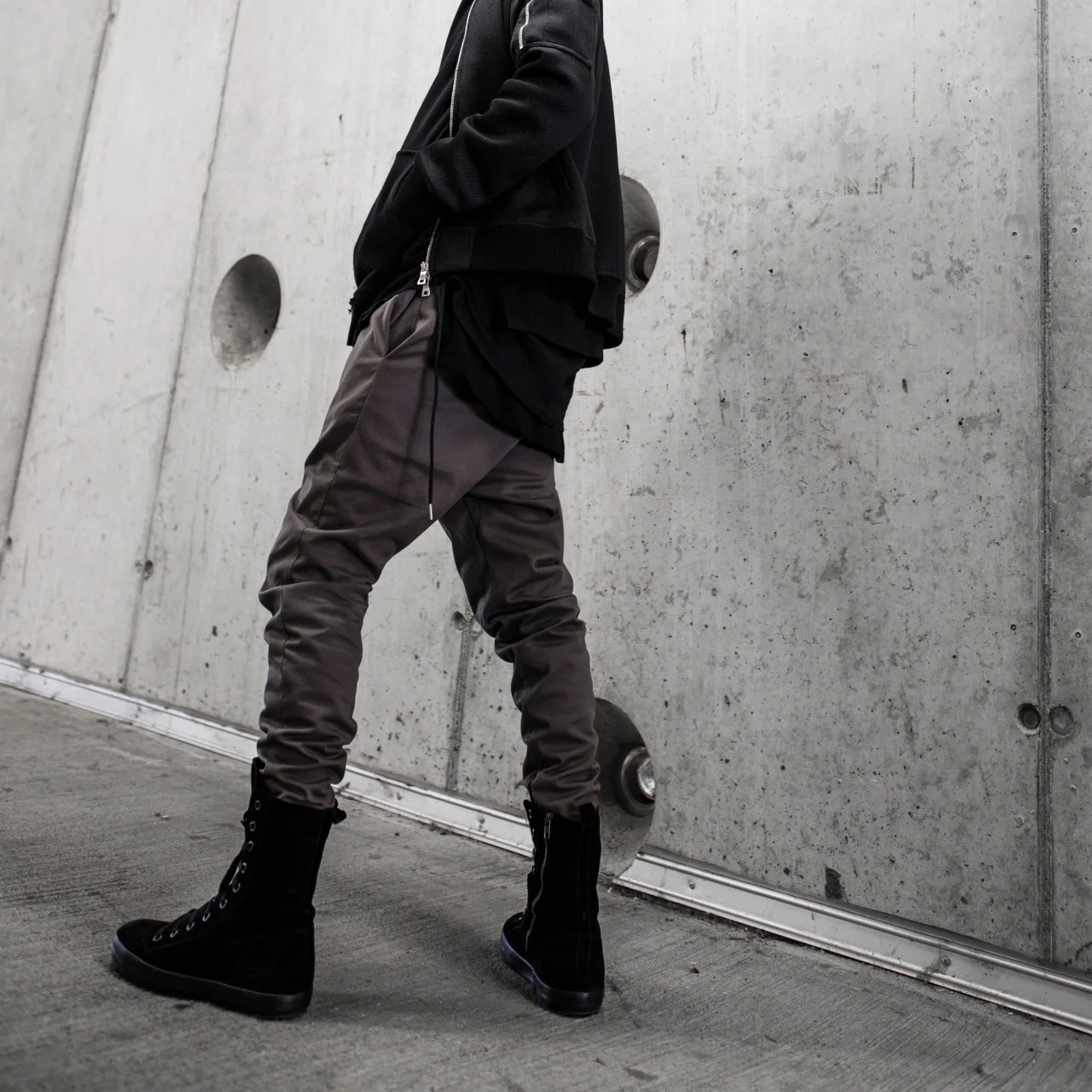 mxdvs:

Enfin Levé Sandstone Lirain Pant
MXDVS photographed by Sandro D.B.