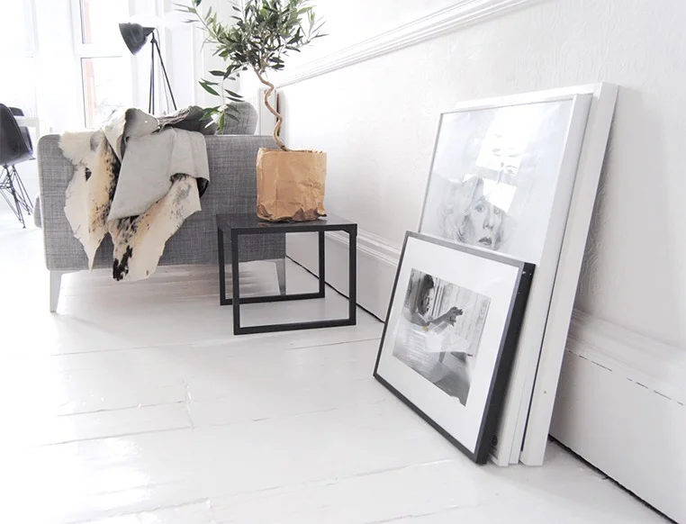 Photos, artwork, and frames.
And white, lots of white. 
