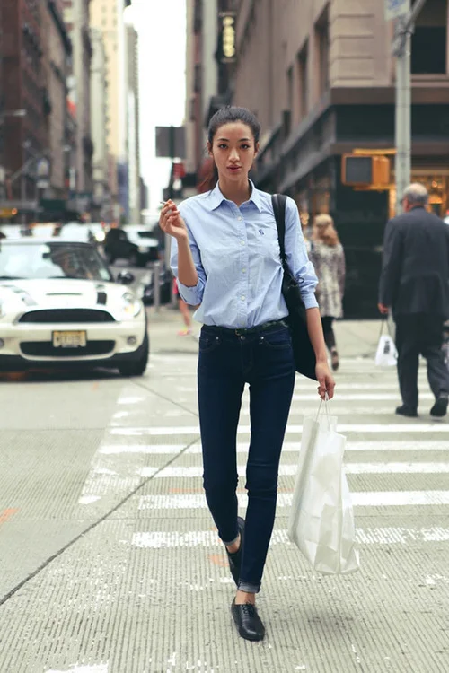 vogue-kingdom:

Message me if you’re 100% street style! Need more blogs to follow xx

Fitted jeans &amp; oxfords :)