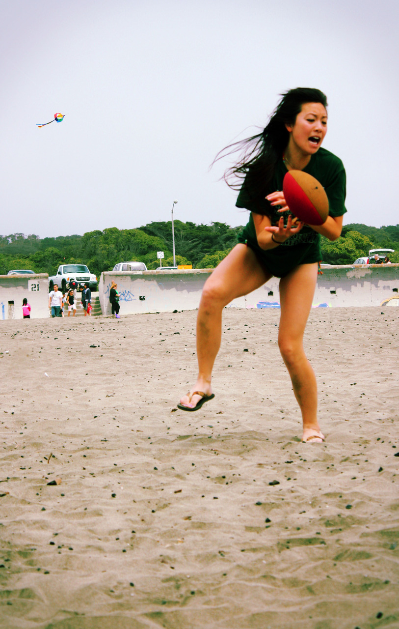 winners &amp; losers.
This was my most hilarious picture of last week.
The day at the beach with all of my future roommates and their boyfriends was a definite success. Although my shoulders somehow got a little burnt in the foggy weather, all the g…