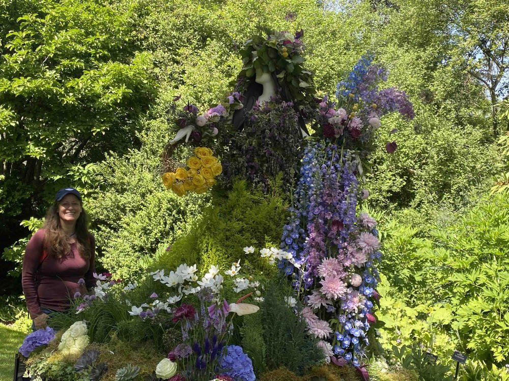 deb&fantasticflowerinstall-1000.jpg