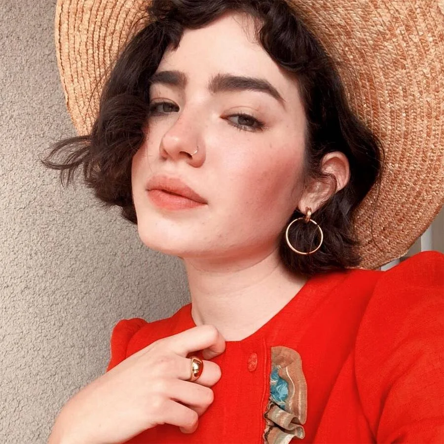 Madelynn De La Rosa De La Rosa is one of the vegans on this list who makes an effort to share her passion for sustainable fashion and vegan beauty products through her beautifully shot vintage-style videos. She has over 200,000 followers on her social media account, and her popularity is growing.