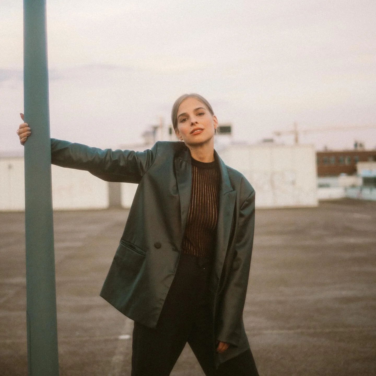 Leute, seit Samstag l&auml;uft das Musikvideo zu Motel als Musiktipp im TV 🫶🏼 Das ist sooo exciting - also an alle &Ouml;sterreicher: wenn ihr es seht, verlinkt mich gerne und ich reposte es 🥲 Habt nen wundervollen Start in die Woche 🦢 

Danke an