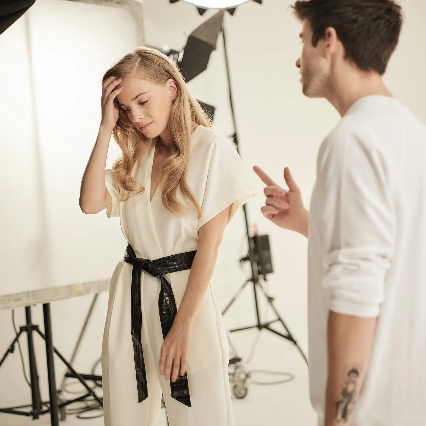 Ja ich heile, ich w&uuml;nschte, ich k&ouml;nnte dir davon erz&auml;hlen&hellip; Wie oft ich diese eine Zeile umgeworfen habe wei&szlig; nur @octavianmusik.de 🥲

Foto: @adrianbedoy &amp; @corporate_inspiration 

#songwriting #deutschpop #motel #newc