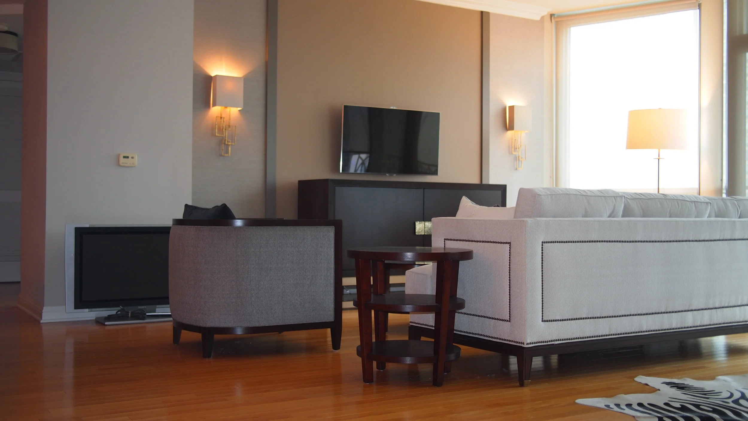  This is an example of an analogous scheme with a specifically designated central space on the main wall. Separation is defined by adding pieces of painted trim. 