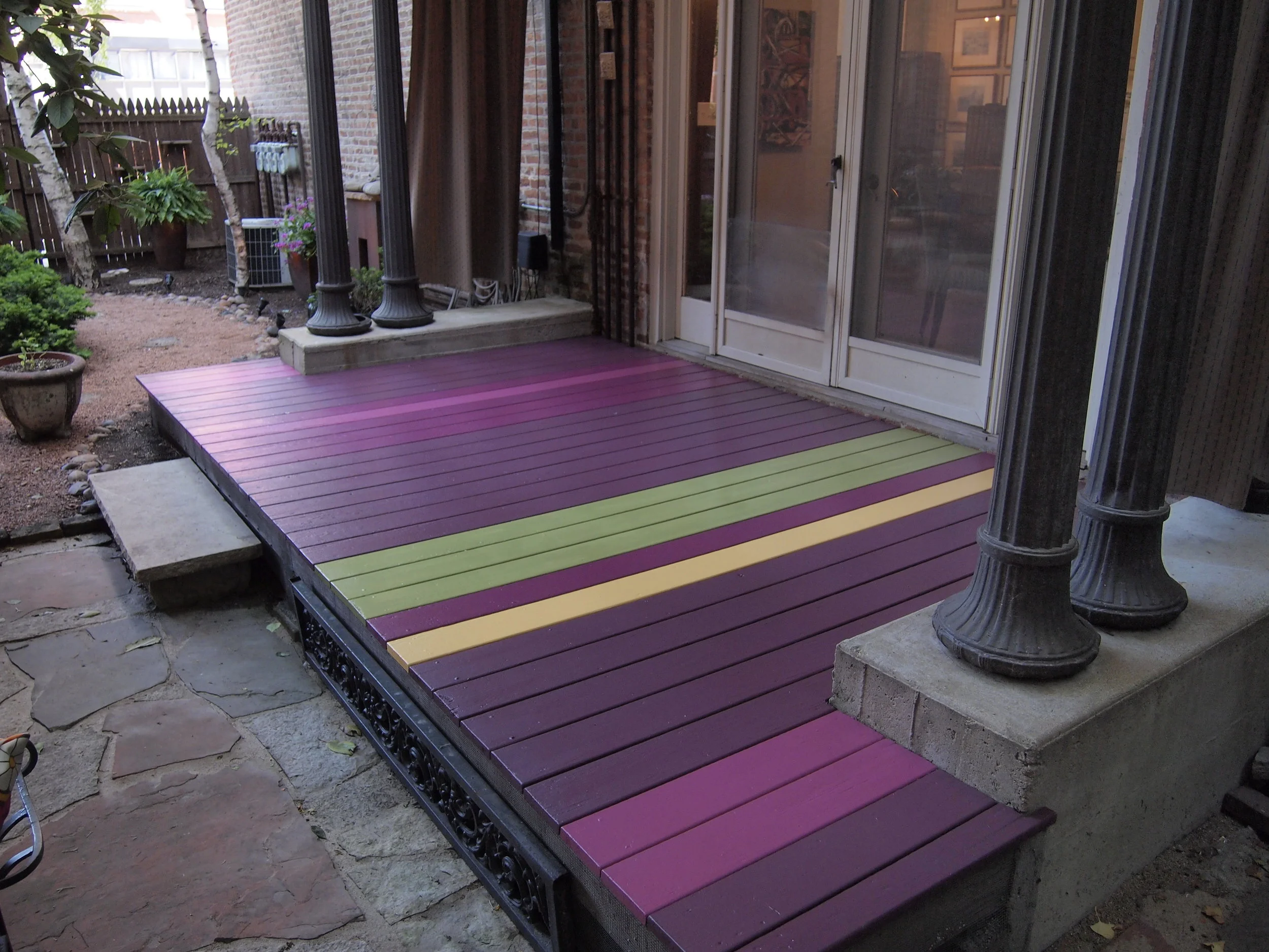  Fun idea for patio which brings playful feeling to outdoor sitting. Inspired by piano keyboard and enhanced by use of saturated colors. 