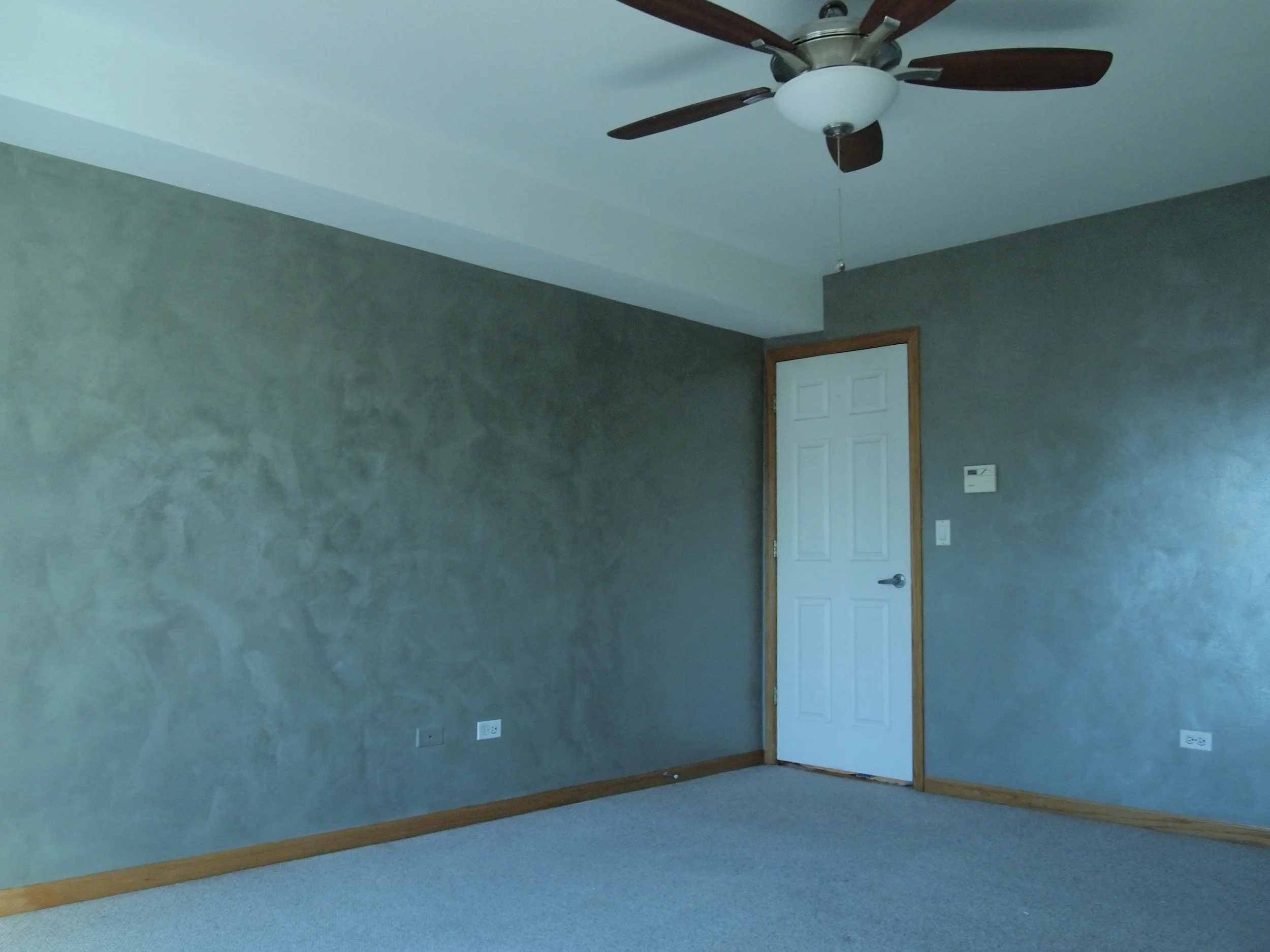  This treatment was applied with fluid motions and achieved a flow of metallic shapes that soften the edges of the room. 