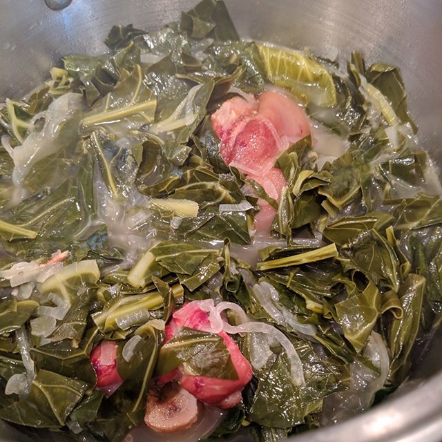 Working on my collard greens game. Smoked ham hocks, onions, garlic, bourbon, vinegar, spices and them greeeeens
.
.
.
.
#collardgreens #greens #soulfood #hamhock #smokedmeats #cheflife #southernfood #sundayfunday