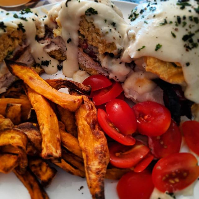 Just housed this Kentucky Hot Brown, now trying to figure out who won this hot mess of a race!
Scratch Jalapeno Cheddar Biscuits / @fredthebutcher Sliced Turkey / Maple Bourbon Bacon / Mornay Sauce / Fresh Basil
.
.
.
#kentuckyderby #derbyday #hotbrown #kentuckyhotbrown #homecook #homechef #foodie #bacon