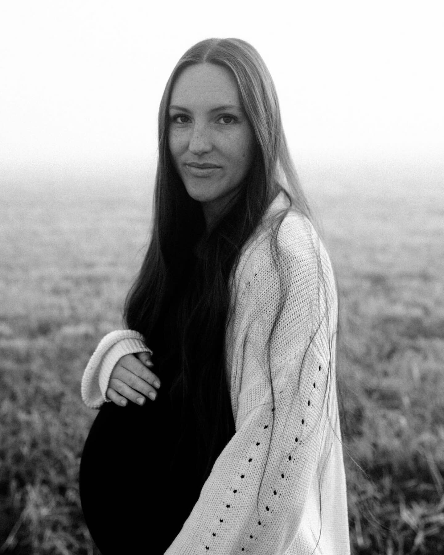 When you wake up to fog in St. George you call your pregnant friend and make her model for you with 10 minutes notice ❤️ isn&rsquo;t she the most stunning 9 months pregnant mama?! 🤩