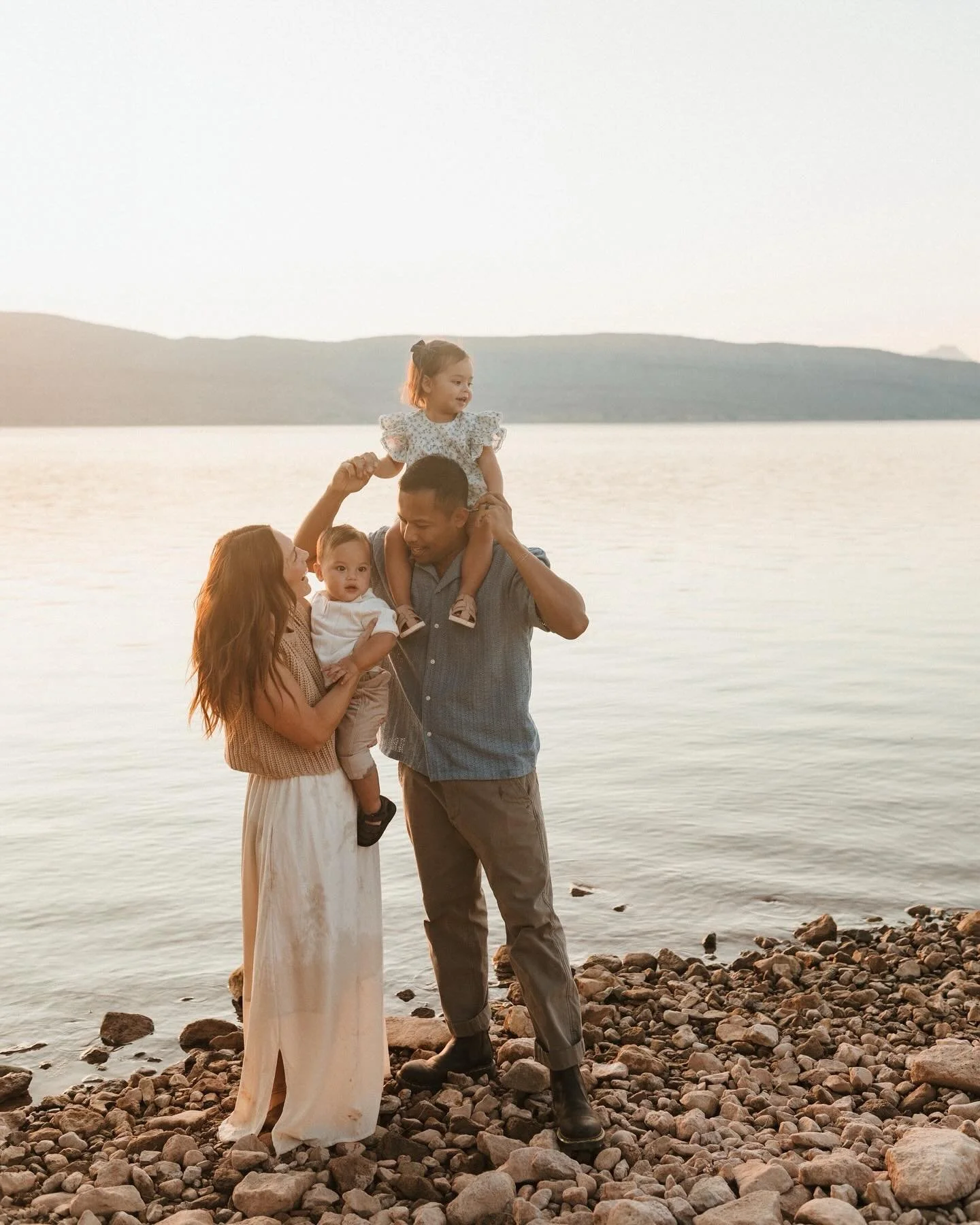 Not a morning person but I will wake up at 5am any day for a sunrise session with @danithiriot 🤩 never getting over these with the most beautiful family