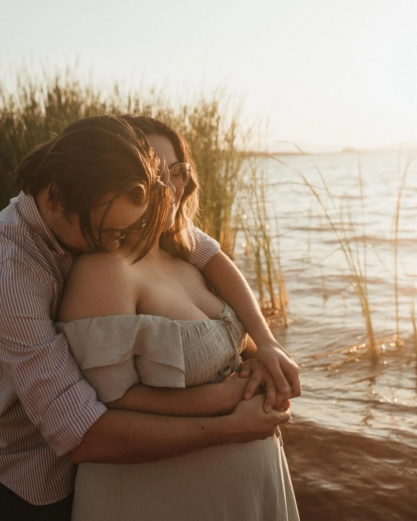 The dreamiest golden hour maternity session