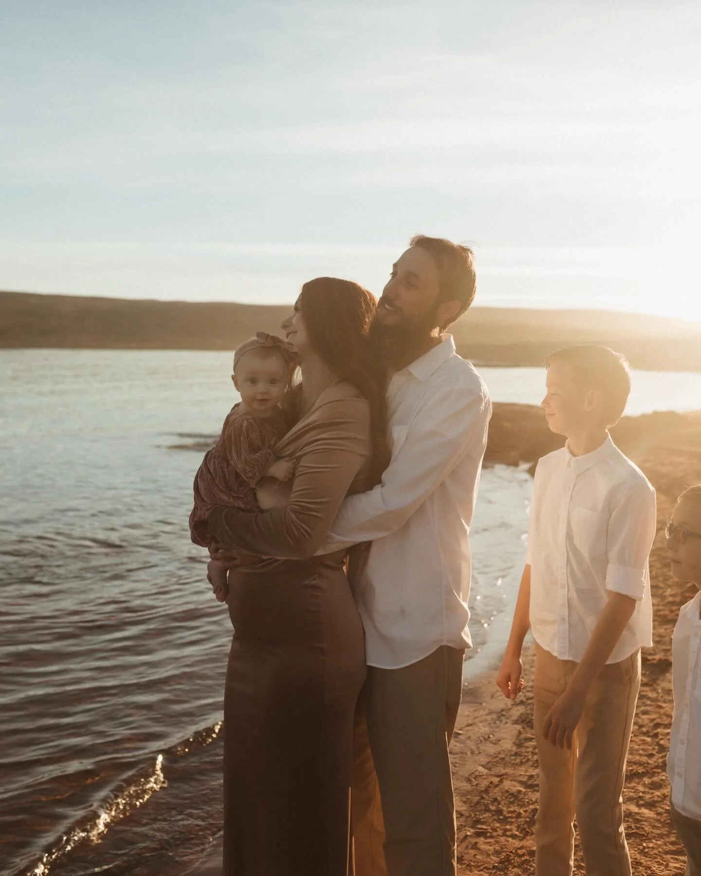 ✨Golden hour family ✨ 
Do you send out Christmas cards? I loved seeing all the Christmas cards we got when I was growing up but haven&rsquo;t done it with my own family, thinking about sending one this year! If I took your family photos and you&rsquo