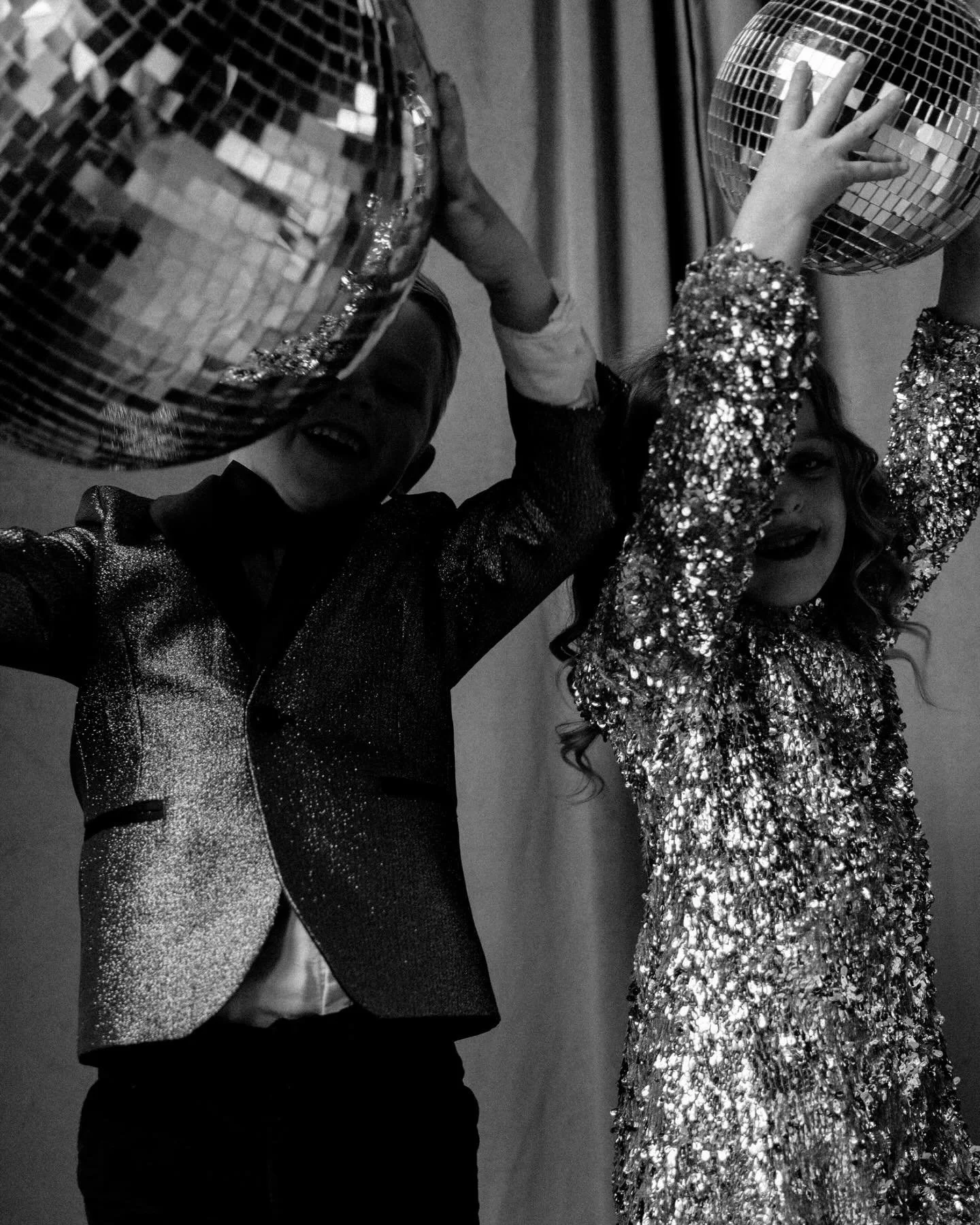 Happy new year! I hope this year brings you joy✨ we did the annual twin cousin birthday shoot and it did not disappoint, these two are the cutest best friends