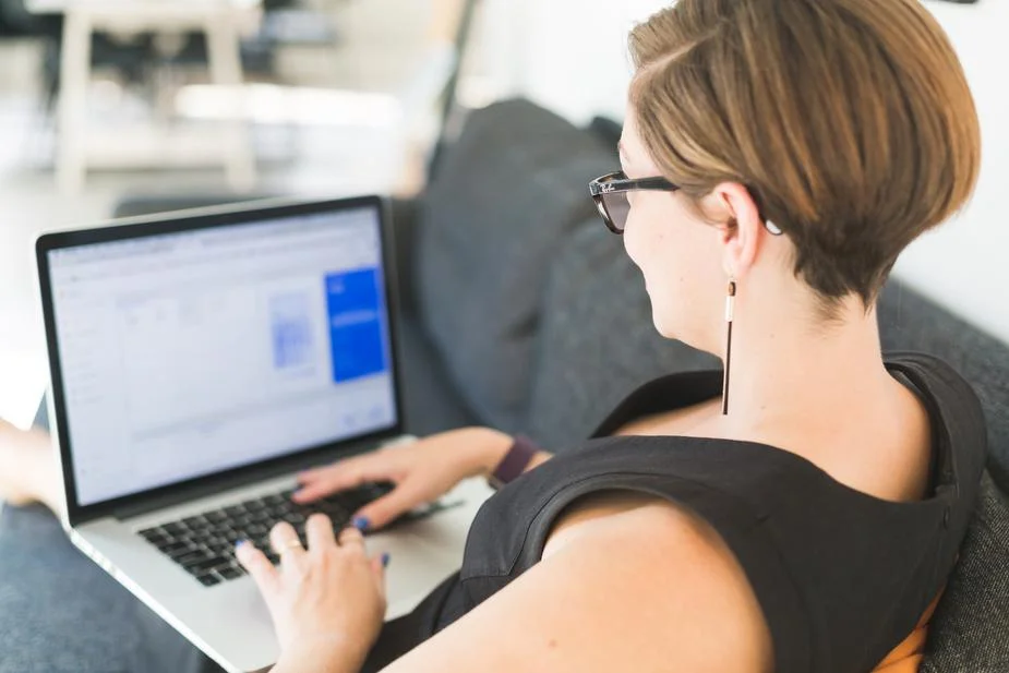 woman-working-on-office-sofa_925x.jpg