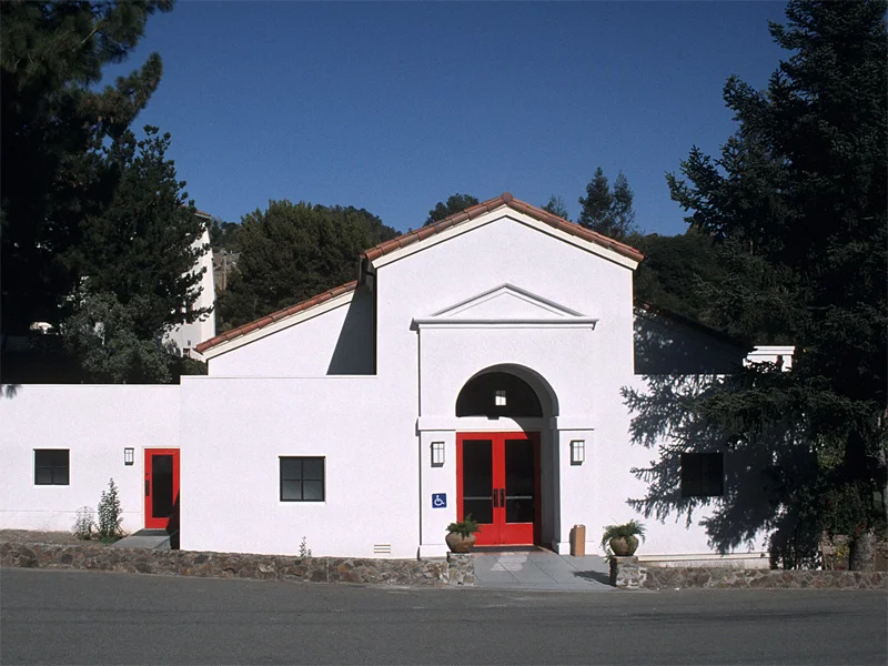 lg_holyredeemer_facade.jpg